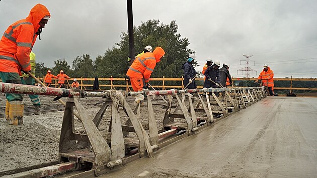 Betonáž mostního pole druhého nejdelšího mostu na budoucím obchvatu nad železnicí na Brno probíhala poslední srpnový den. Konstrukce vznikala výš nad tratí, v tomto týdnu ji budou pracovníci zhotovitelských firem snášet o metr a půl níž a usazovat.