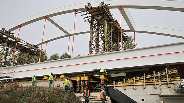 Lidé v Brodě mohou sledovat, jak se pomalu nad řeku Sázavu nasouvá obrovská ocelová konstrukce nového mostu. Přesun 258 tun vážícího díla měl skončit v pátek odpoledne.