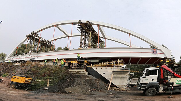 Lidé v Brodě mohou sledovat, jak se pomalu nad řeku Sázavu nasouvá obrovská ocelová konstrukce nového mostu. Přesun 258 tun vážícího díla měl skončit v pátek odpoledne.