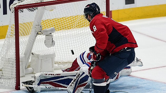 Alexandr Ovekin z Washingtonu skruje proti New York Rangers.