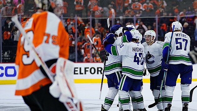 Hokejisté Vancouver Canucks slaví trefu J.T. Millera proti Philadelphia Flyers.