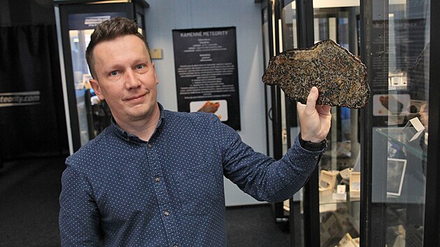 Nadšený sběratel Jaroslav Filip si ve Frýdku-Místku otevřel muzeum meteoritů. Na snímku ukazuje vzácný pallasit.