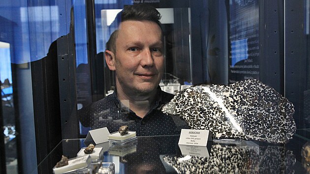 Nadšený sběratel Jaroslav Filip si ve Frýdku-Místku otevřel muzeum meteoritů. Na snímku ukazuje vzácný pallasit.