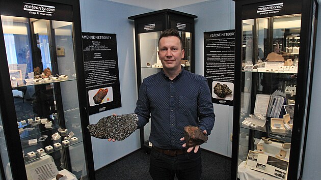 Nadšený sběratel Jaroslav Filip si ve Frýdku-Místku otevřel muzeum meteoritů. Na snímku ukazuje vzácný pallasit a běžnější kamenný meteorit.