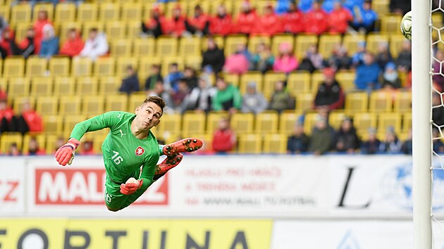 Český brankář Adam Stejskal inkasuje gól v zápase s Anglií.