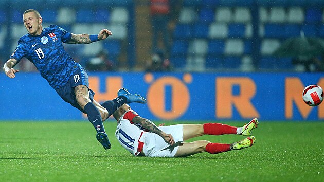 Slovensk fotbalista Juraj Kucka pad po stetu s Chorvatem  Marcelem Brozoviem.