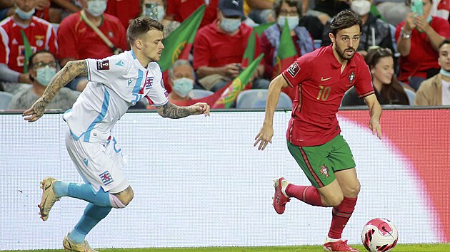 Portugalce Bernardo Silva (vpravo) utk Sebastienovi Thillemu z Lucemburska.