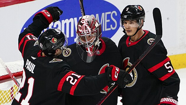 Hokejist Ottawy (zleva) Nick Paul, Filip Gustavsson a Nick Holden se raduj z vhry nad Dallasem.