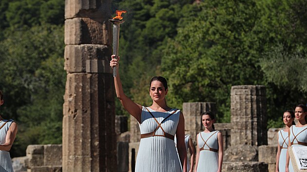 V řecké Olympii byl při tradičním slavnostním ceremoniálu zapálen oheň pro únorové zimní olympijské hry v Pekingu.