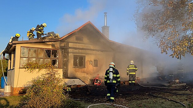 V Masečíně vyhořela chata. Žena byla s popáleninami převezena do nemocnice. (11.10.2021)