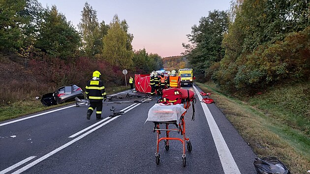Pi dopravn nehod u obce Sazen na Kladensku pili o ivot dva lid. Na mst zasahoval i vrtulnk, kter pepravil zrann do nemocnice. (13. jna 2021)