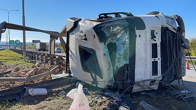 Z p�evr�cen�ho kamionu se na d�lnici Pra�sk�ho okruhu vysypalo kamen�. (18.10.2021)