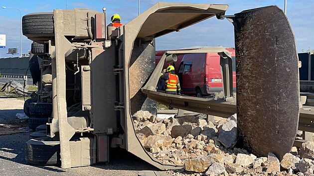 Z p�evr�cen�ho kamionu se na d�lnici Pra�sk�ho okruhu vysypalo kamen�. (18.10.2021)