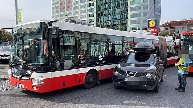 Auto se dvma psy vjelo na silnici a nabouralo autobus. (19.10.2021)