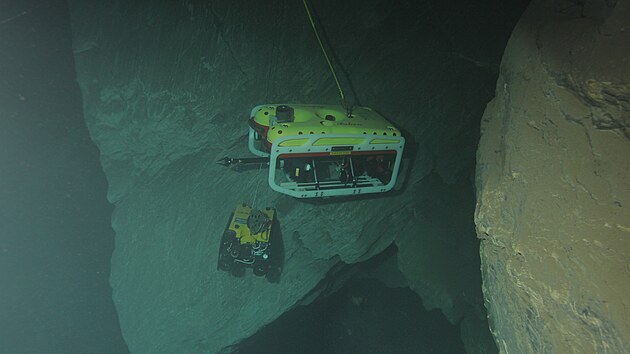 Snímek z hloubky 70 metrů zachycující podvodního robota GRALmarine (menší), který po rekordním ponoru v Hranické propasti uvázl, a policejní stroj Falcon, který ho po roce pomohl vyprostit.