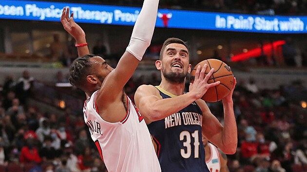 Tom Satoransk z New Orleans Pelicans se tla ke koi Chicago Bulls, brn ho Troy Brown Jr.