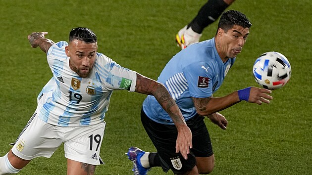 Nicolas Otamendi (vlevo) z Argentiny a Luis Surez z  Uruguaye bojuj o m.