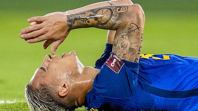Brazilsk fotbalista Antony lituje zahozen ance.