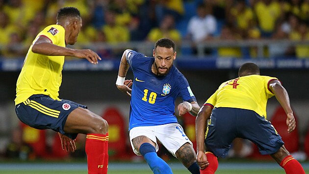 Brazilsk fotbalista Neymar se probj kolumbijskou pesilou.