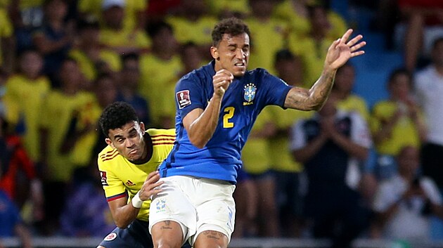 Brazilec Danilo (vpravo) hlavikuje v zpase s Kolumbi.