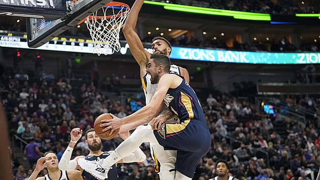 Tom Satoransk (v tmavm) z New Orleans Pelicans to kolem Rudyho Goberta, podkoov hvzdy Utah Jazz.