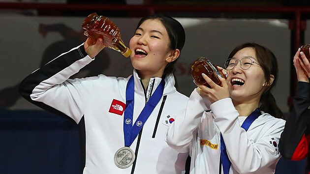 Sim Sok-hi (vlevo) byla vyazena z korejsk reprezentace v short tracku, che Min-ong mon na domc olympid 2018 srazila mysln.