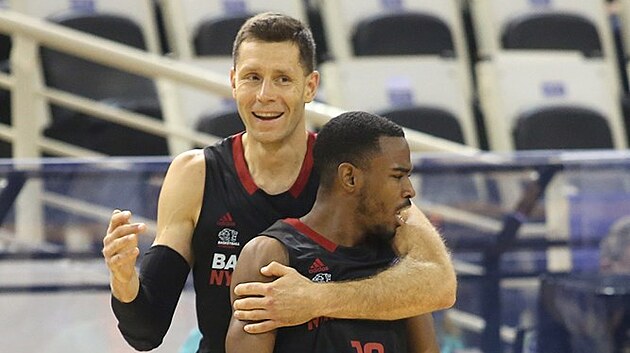 Petr Benda (vlevo) a Jerrick Harding oslavuj nymburskou vhru na palubovce PAOK Solu.