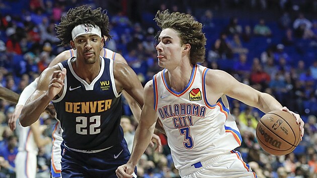 Josh Giddey (3) z Oklahoma City Thunder to na ko Denver Nuggets. Brn ho Zeke Nnaji (22).