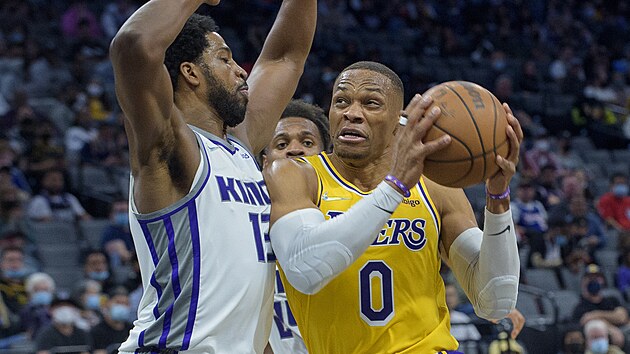 Russell Westbrook (0) z LA Lakers atakuje ko Sacramenta kolem Tristana Thompsona.