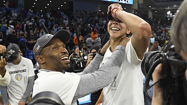 Candace Parkerov dovedla Chicago Sky k titulu v WNBA, raduje se s trenrem Jamesem Wadem.