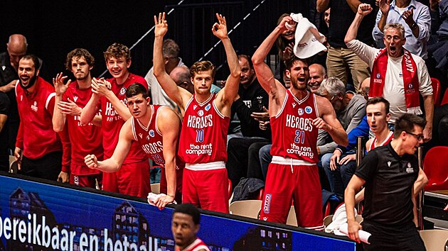 Basketbalisté Den Bosch se radují z trojky.