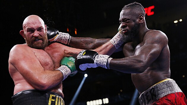 Britsk boxer Tyson Fury (vlevo) a Deontay Wilder z USA v boji o titul profesionlnho mistra svta tk vhy