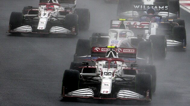 Antonio Giovinazzi (vpedu) bhem Velk ceny Turecka formule 1