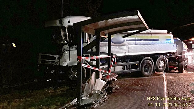 Nehoda na Plzesku. idi najel s cisternou do autobusov zastvky, autobusu, lampy a plotu.
