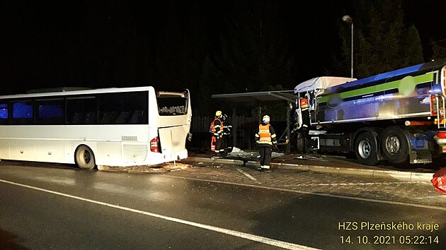 Nehoda na Plzeňsku. Řidič najel s cisternou do autobusové zastávky, autobusu, lampy a plotu.