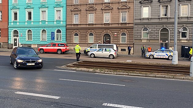 Muž přecházel silnici ve Skvrňanské ulici, po střetu s tramvají na místě zemřel. (19. 10. 2021)