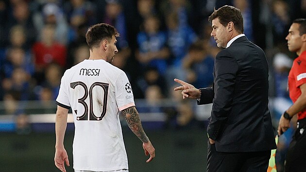 Lionel Messi poslouch pokyny od Mauricia Pochettina, trenra fotbalist Paris St. Germain.