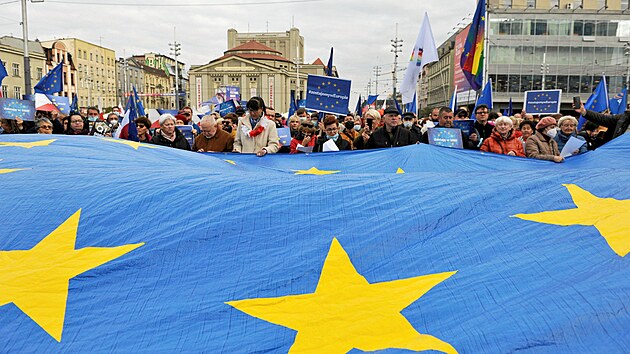 Tisce lid v polsk Varav demonstrovaly na podporu lenstv sv zem v Evropsk unii. Po tvrtenm rozhodnut stavnho soudu, podle nho je polsk stava nadazena pedpism Evropsk unie se boj odchodu Polska z EU. (10. jna 2021)