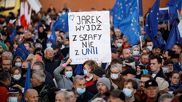 Tisíce lidí v polské Varšavě demonstrovaly na podporu členství své země v Evropské unii. Po čtvrtečním rozhodnutí ústavního soudu, podle něhož je polská ústava nadřazena předpisům Evropské unie se bojí odchodu Polska z EU. (10. října 2021)