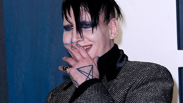 Manson, jeho� skute�n� jm�no je Brian Warner, byl za��tkem roku 2021 vyhozen mana�erem a nahr�vac� spole�nost� pot�, co byl obvin�n sv�mi b�val�mi p��telkyn�mi ze sexu�ln�ho a fyzick�ho zneu��v�n� a t�r�n�. Za�alovaly jej tak� here�ky Evan Rachel Woodov� a Esm� Biancov�. 