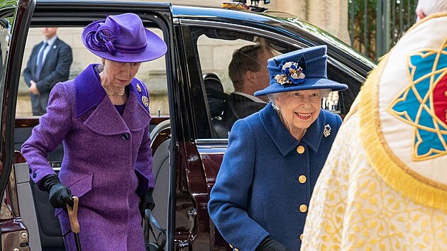 Princezna Anna a krlovna Albta II. pi pjezdu do Westminsterskho opatstv (Londn, 12. jna 2021)