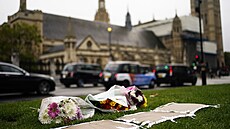 Květiny a vzkazy nechávají lidé i na náměstí Parliament Square v Londýně. (16....