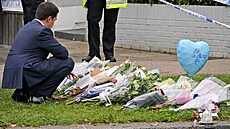 Před kostelem, kde k vraždě došlo, lidé nechávají květiny. (16. října 2021) | na serveru Lidovky.cz | aktuální zprávy