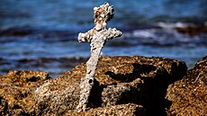 Izraelský potáp�� na�el na mo�ském dn� metrový me� k�i�áckého rytí�e. (18....