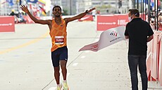 Etiopan Seifu Tura slaví triumf v Chicagském maratonu.