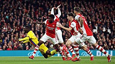 Christian Benteke z Crystal Palace letí k zemi po zákroku Thomase z Arsenalu.