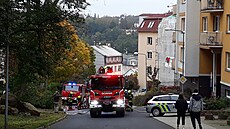 Kvli poáru podkrovního bytu evakuovali hasii celý obytný dm v Karlových...
