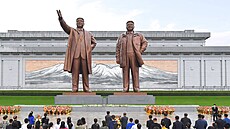 Lidé se v den 76. výročí vzniku Korejské strany práce klaní sochám bývalých...