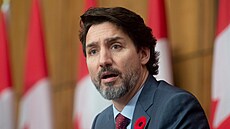 Premiér Justin Trudeau odpovídá na otázku během tiskové konference v Ottawě....