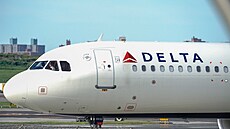 Letadlo společnosti Delta Airlines na letišti La Guardia nedaleko New Yorku